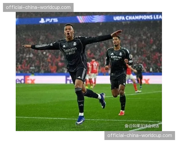 西甲裁判委员会重申,将重点审查比赛中针对进攻核心球员的“战术犯规”。 西甲裁判委员会重申,将重点审查比赛中针对进攻核心球员的“战术犯规”。